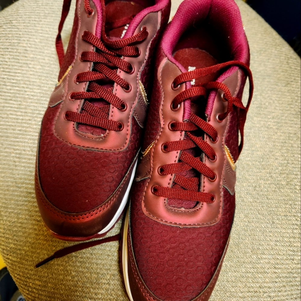 Maroon tennis shoes